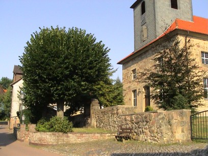 Platz vor der evangelischen Kirche in Wickenrode.