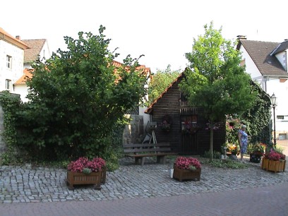 Platz rechts von der evangelischen Kirche in Wickenrode