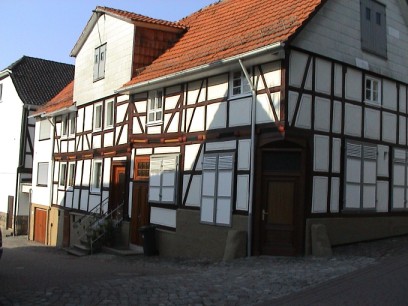 Ehemalige Metzgerei an der evangelischen Kirche in Wickenrode, links im Hintergrund "Der Goldene Adler".